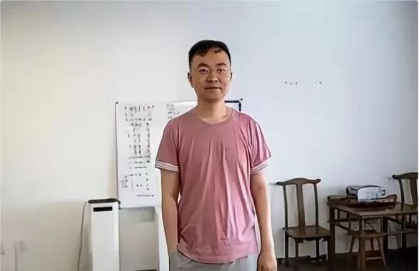 蔡磊透露身体近况 4个人搀扶也无法迈步