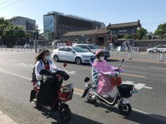 青岛一大爷骑电动车进地铁车厢