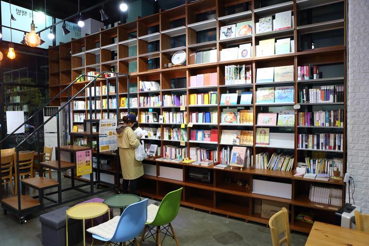 多位游客故宫偶遇李现拍雪景