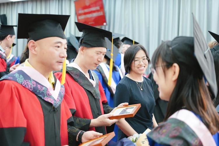 西安一家牛咖走红 店内有萌牛狐狸等动物轮流上班