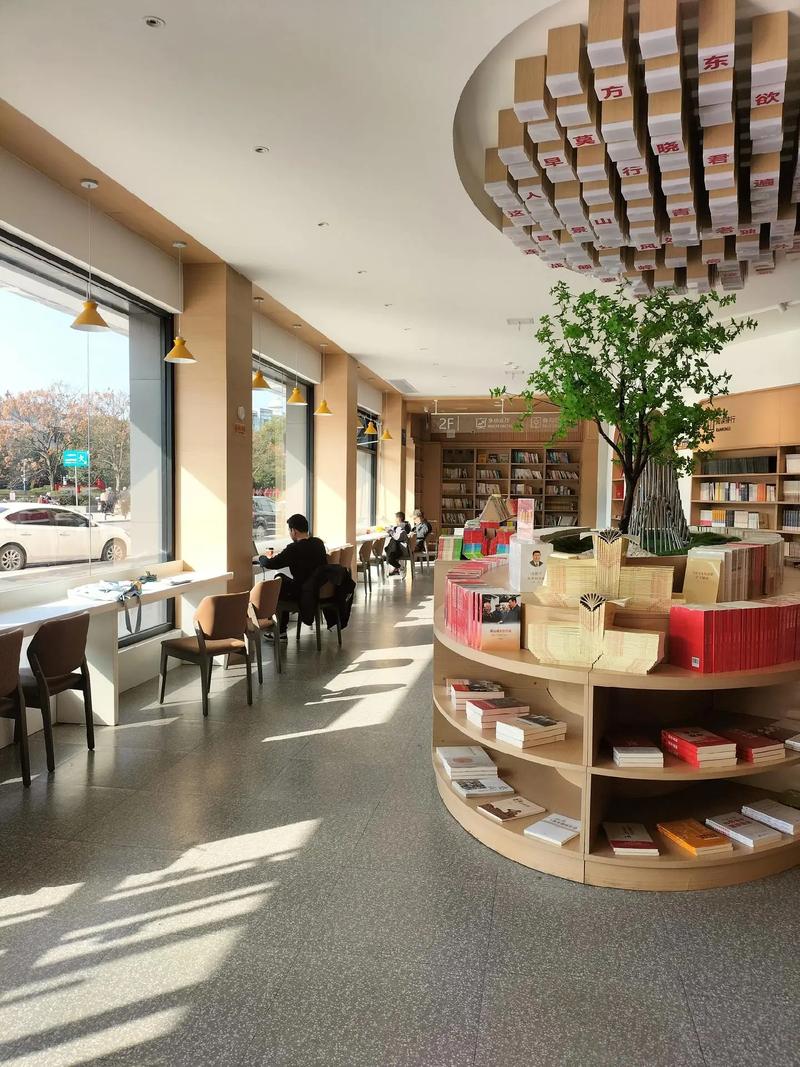 他用公款吃喝玩乐，却被后人歌颂