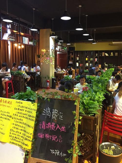 女孩裸辞去摆摊月入近9万