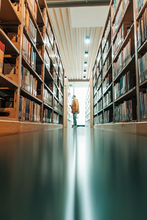 某处紧密的结合在一起的意思