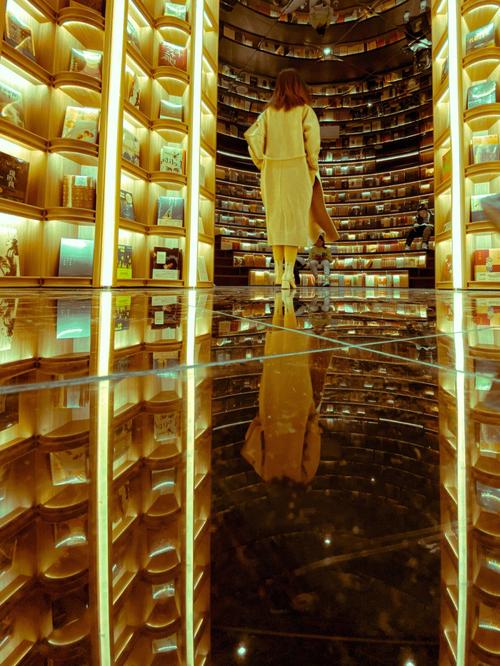 留学机构中(留学机构中经理和总监哪个职位高还是差不多)