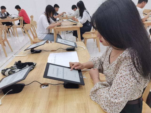 与其他热门国家相比，新加坡留学有哪些优势呢？