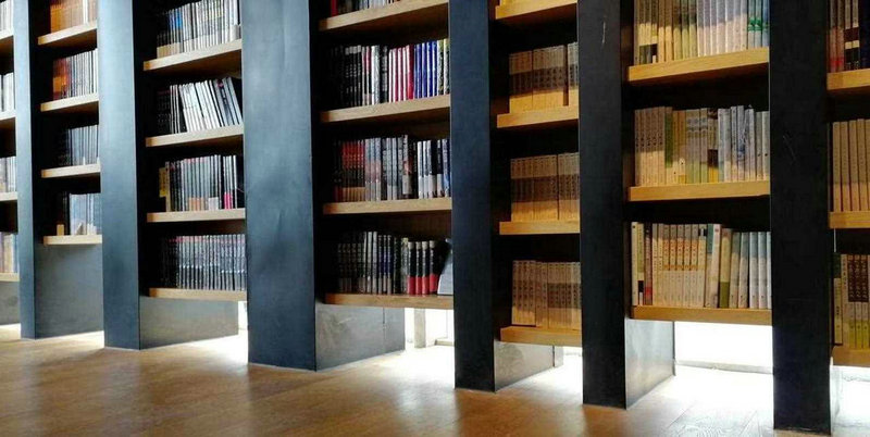 关羽不服马超，想打仗时听了诸葛亮的建议就放弃了